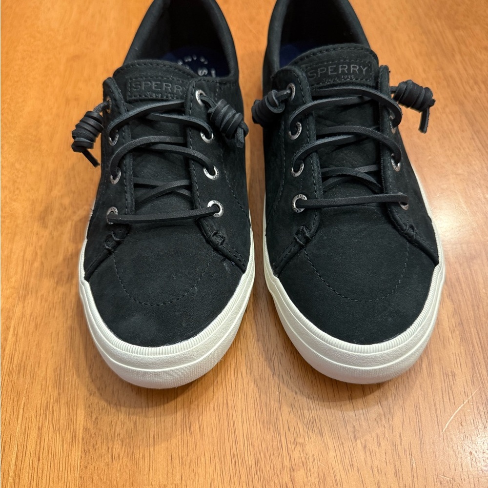 Sperry women’s Black Crest Vibe sneakers. Size 7.5.